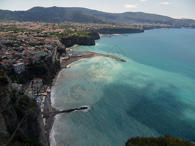从沿海公路的Sorrento全景在延伸到大海的马里内图片