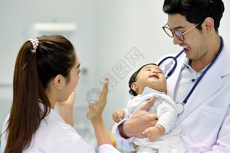 亚洲儿科医生正在医院照顾婴儿儿图片