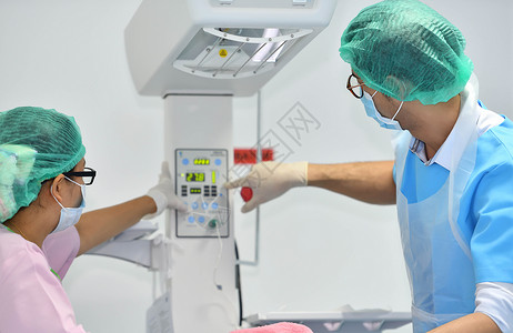 亚洲男妇产科医生和护士正在医院对新生儿进图片