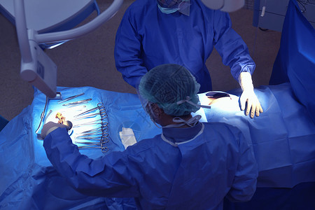 在医院手术室工作的团队外科医图片