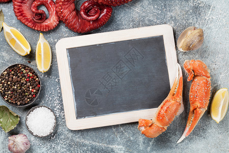 海鲜章鱼牡蛎龙虾蛤蜊烹饪石桌上有空间的顶视图图片