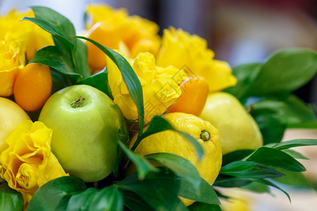 绿色苹果黄柠檬库姆卡特和黄色玫瑰图片