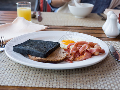 早餐有营养的面包木炭烤肉巴孔和蛋图片