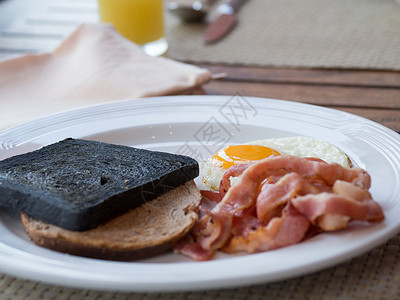 早餐有营养的面包木炭图片