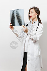 美丽的医生女人与X射线的肺荧光伦琴孤立在白色背景上穿着医用长袍听诊器眼镜的女医生医护人员背景图片