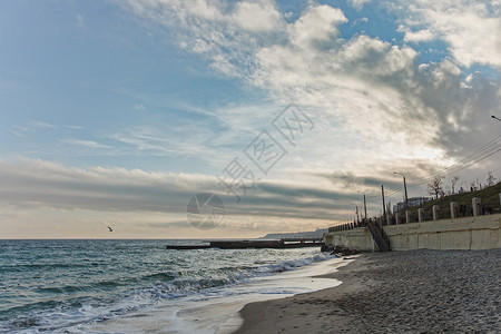 石海码头在沙滩海岸线上图片