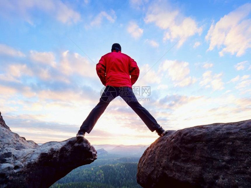 男子从山边跳下男子没有绳索从悬崖上跳下危险时刻粗图片