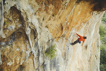 土耳其的岩石攀登那家伙在路上爬图片