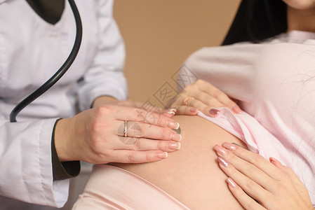 女医生听心跳用听诊器检查孕妇腹图片