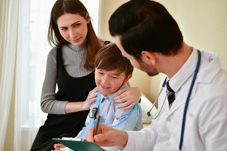 健康概念医生正在给病人夹板医生正在检查骨夹板小孩子们在医生的医治中很开心医背景图片