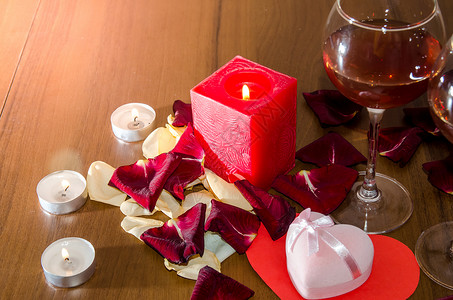 蜡烛红玫瑰和葡萄酒图片
