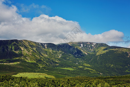 山中的夏日风景和乌云密布的深蓝色天空图片