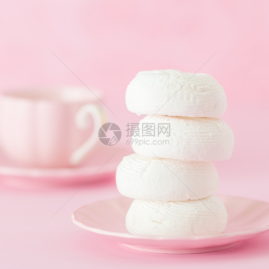 粉红色盘子上的白色和风甜点图片