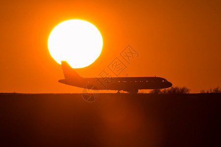 在日落前面的客机图片