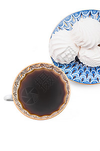角叉菜胶俄罗斯香草雪佛罗兰蓝碟和黑咖啡在杯中背景