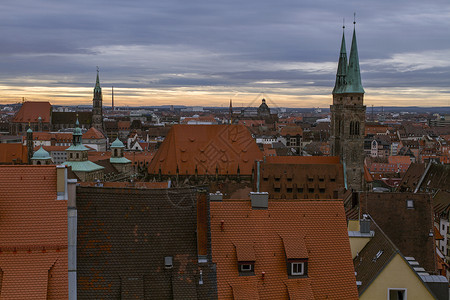 在古老的纽伦堡市用红色瓷砖建造的屋顶图片