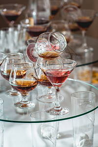 除陋习玻璃架上的不同酒精饮料葡萄酒香槟干邑白兰地伏特加马提尼酒背景