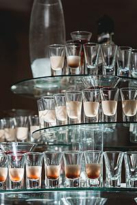 玻璃架上的不同酒精饮料葡萄酒香槟干邑白兰地伏特加马提尼酒图片