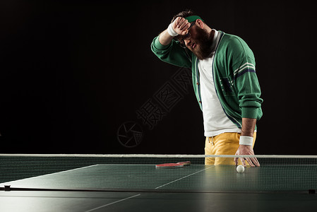 疲惫的网球运动员整洁的网球桌被黑色隔离图片