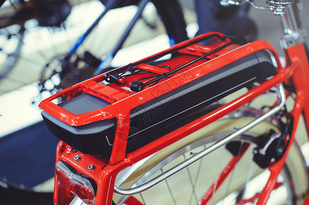 电动自行车电池安装在后备箱上图片