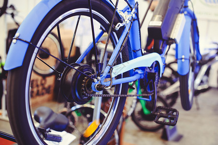电机动自行车安装在轮子电机轮绿图片