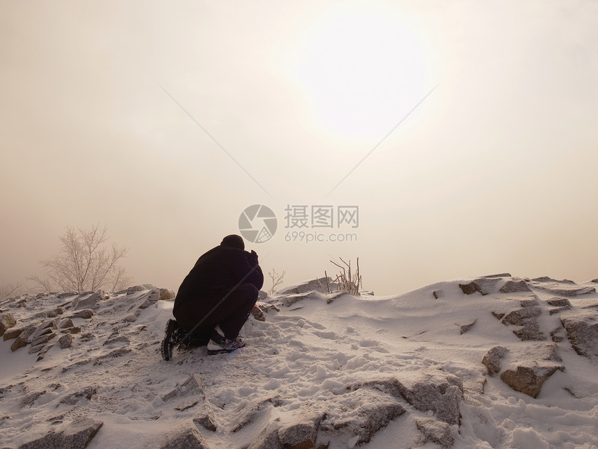 专业摄影师躺在雪地上图片