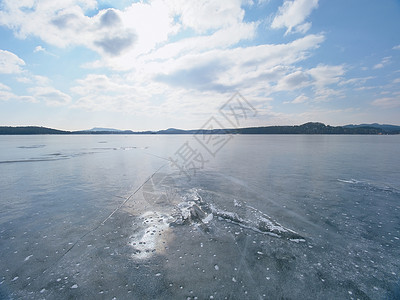 冰柱破碎在冰冷的乳水层上图片