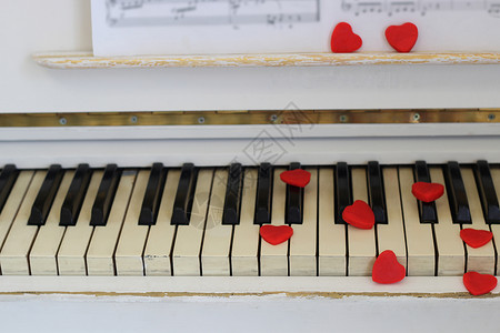 红心装饰钢琴键情人节图片