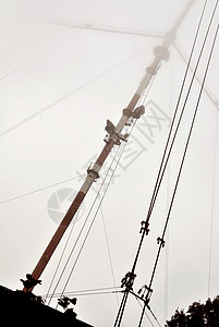 雾中的天线中继器图片