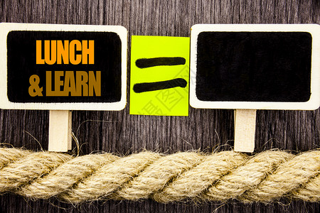 展示午餐与学习的文字演示培训会课程的商业概念写为黑板赤道空间图片