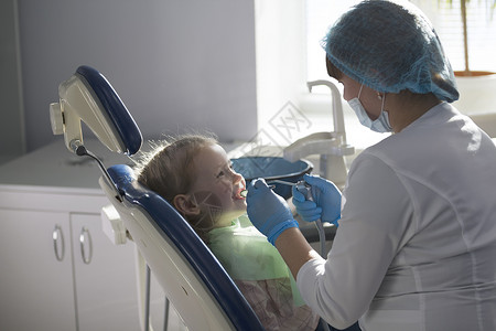 在口腔病理学椅上的幼儿背景图片