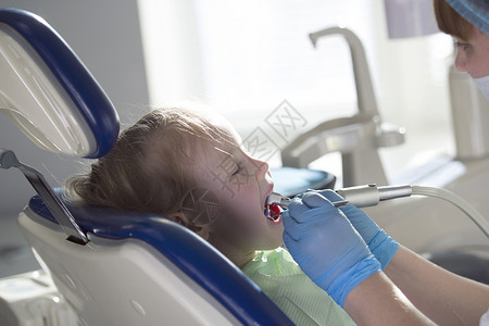 儿童在口腔病理学椅上背景图片