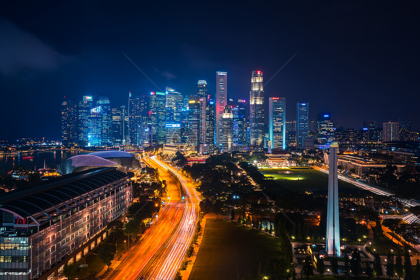新加坡城市夜间景观主要道路和商务图片