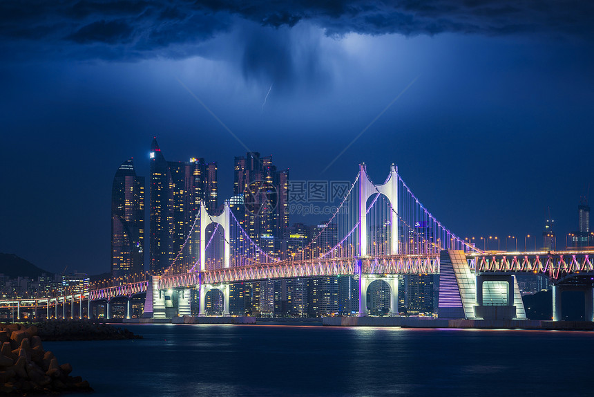 南韩釜山市广安桥夜城背景建筑天上下图片