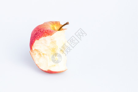 白色背景上的红色美味苹果被咬的苹果图片