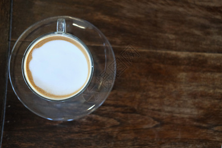 咖啡厅的木桌上装着玻璃杯的奶粉加牛奶图片