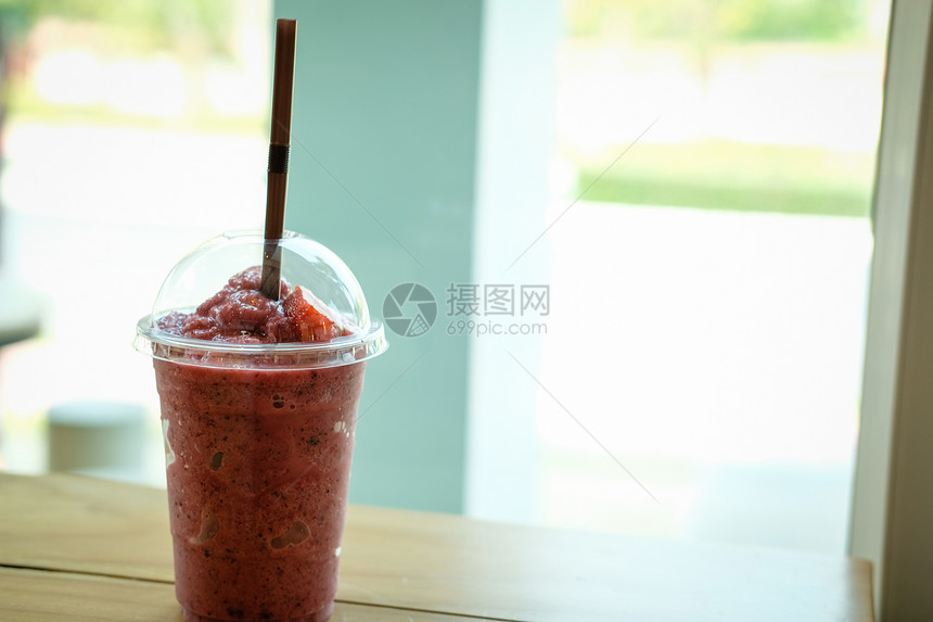 美味的混合酸奶饮料与蓝莓覆盆子和草莓图片