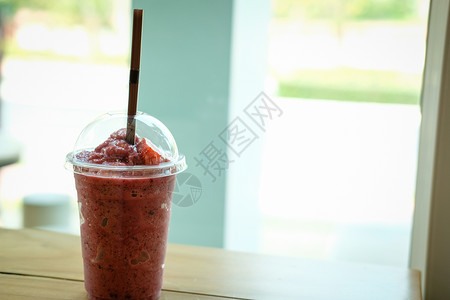 美味的混合酸奶饮料与蓝莓覆盆子和草莓图片