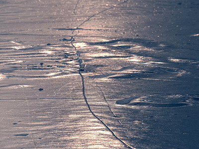 冰冻湖上碎裂的冰块碎片光现象发生在一年中一个非常具体的图片