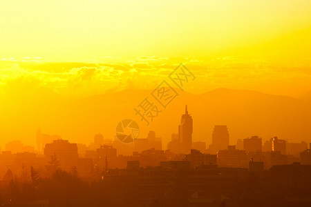 智利圣地亚哥市中心日落时的图片