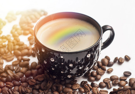 咖啡杯与彩虹的反射周围是白色背景的咖图片