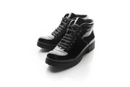 黑色漆面皮鞋与白色隔离图片