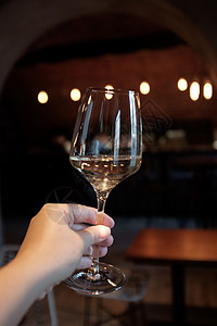 一杯白葡萄酒在餐馆图片