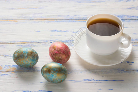 复活节的构想伊斯特鸡蛋和咖啡杯图片