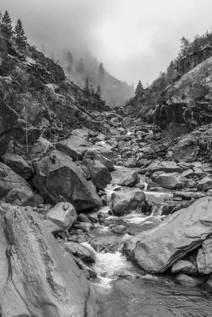 辛普朗山口的黑白高山景观图片