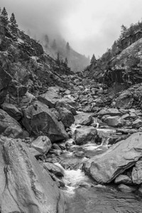 辛普朗山口的黑白高山景观图片