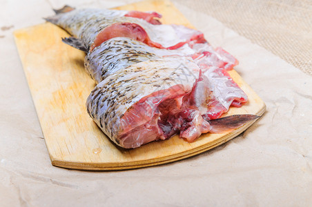 生鱼ide切成块用于烹饪图片