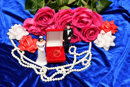 结婚戒指和一束粉红玫瑰图片