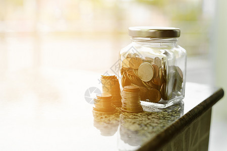 关于投资商业和金融概念模糊的自然背景的玻璃罐内和外玻璃罐图片