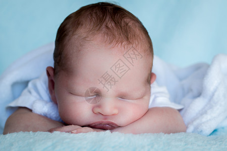 新生婴儿睡着在肩膀上下巴休息图片